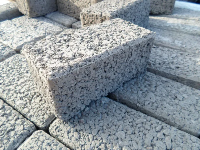 Um conjunto de pisos intertravados pavers drenantes juntos